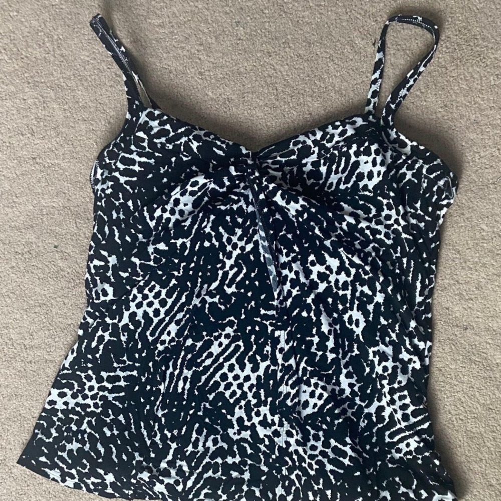 Black and white swim top size 18